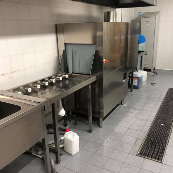 MONTAGGIO DI UNA LAVASTOVIGLIE A TRAINO