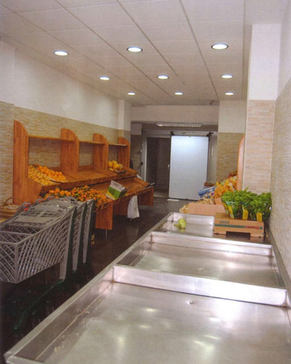 Montaggio e allestimento di una cella frigo a parete