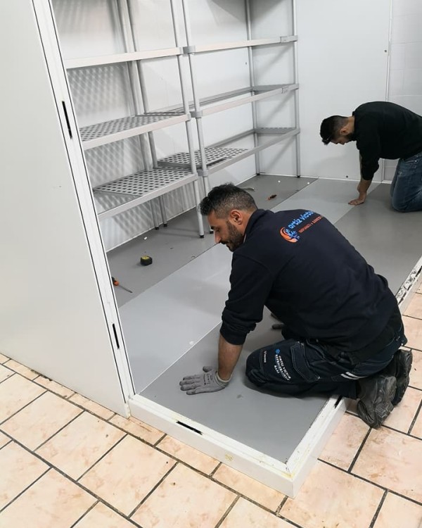 Montaggio cella refrigerata in una masseria