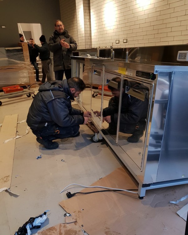 Fornitura e installazione banchi refrigerati per bar