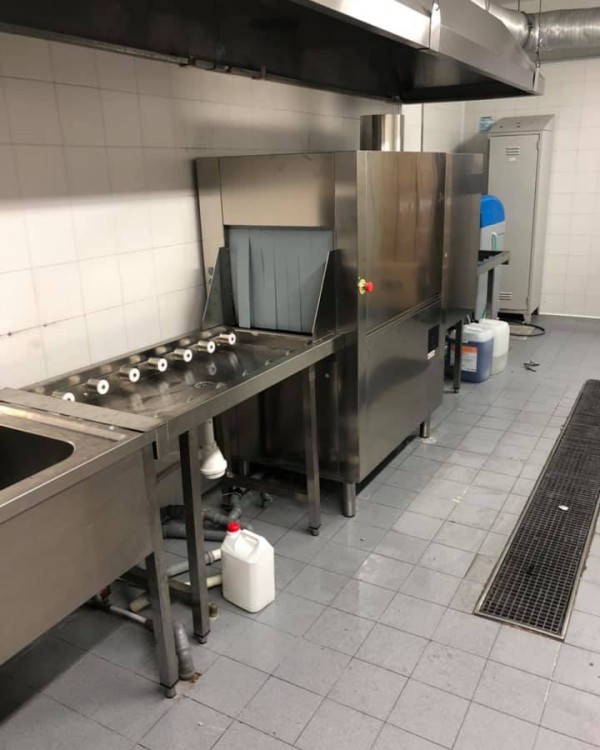 Montaggio di una lavastoviglie a traino