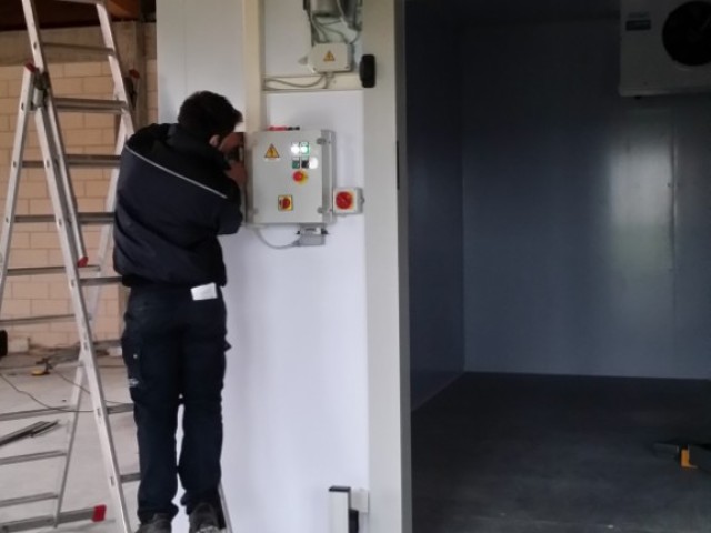 montaggio e regolazione porta automatica cella frigo
