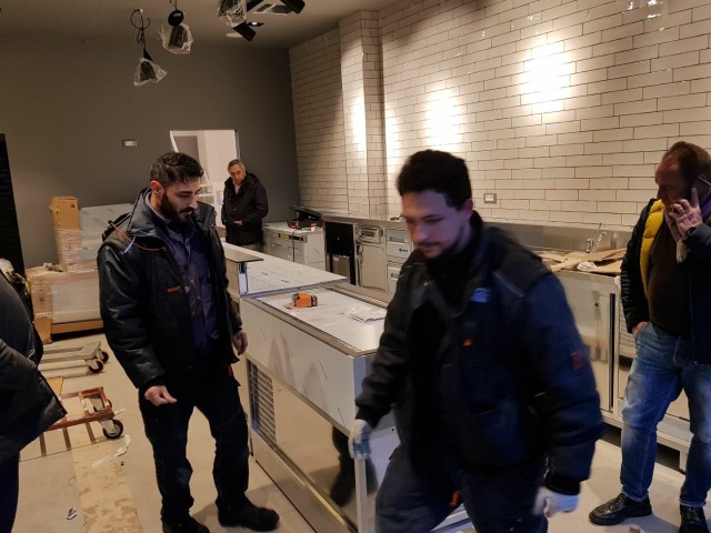 Fornitura e installazione banchi refrigerati per bar - foto 2