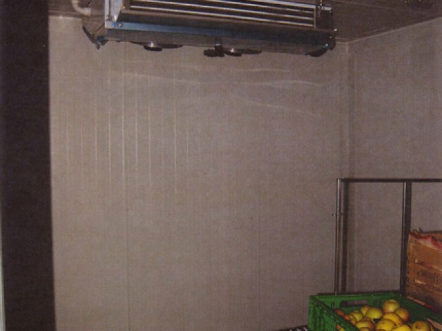 Montaggio e allestimento di una cella frigo a parete - foto 4