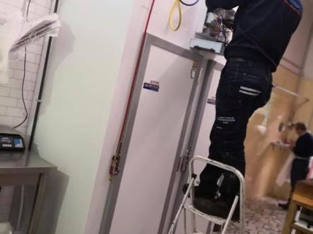 Montaggio cella per conservazione carne con due camere separate - foto 3