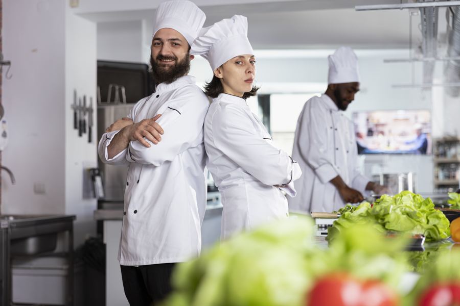 Cucina professionale con attrezzature per la ristorazione