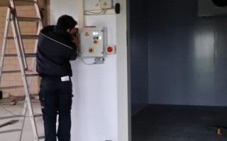 <div>montaggio e regolazione porta automatica cella frigo</div>